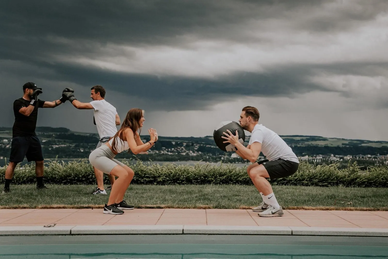 Séance de coaching en extérieur, au bord du lac face aux Alpes